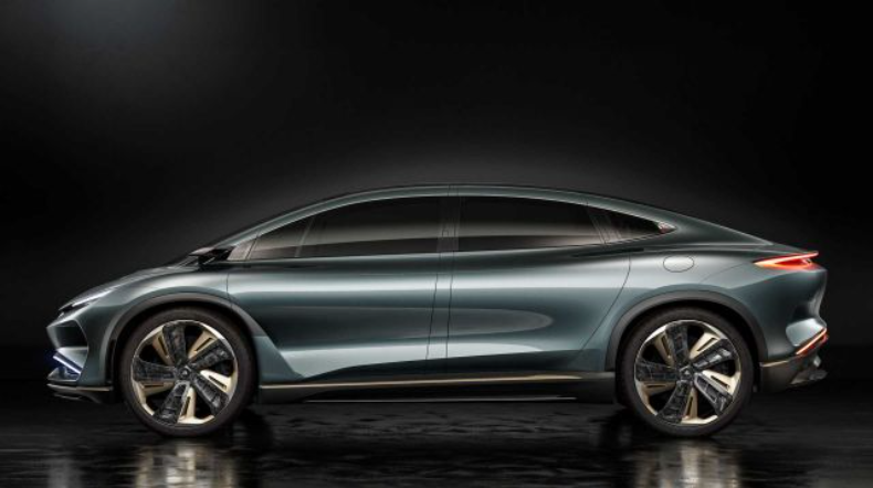 Итальянцы показали «ультрапремиальный» внедорожник со странными дверями и зеркалами от мотоцикла