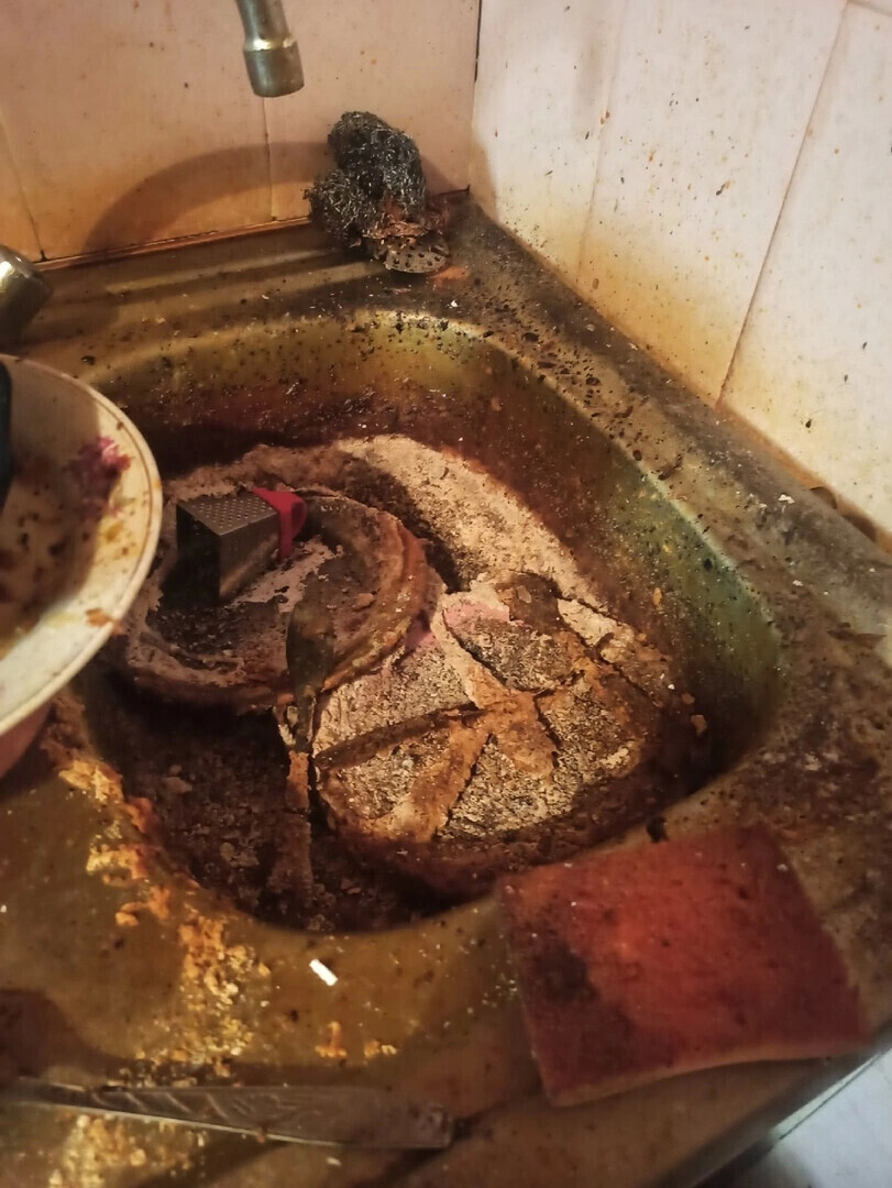 Такой свалки в квартире вы еще не видели!