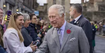 Он бросает яйца в Карла III и приговаривается… больше не носить яйца в общественных местах.