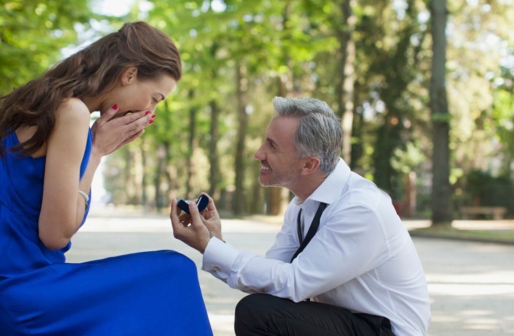 Пожилой муж решил отобрать все у молодой жены