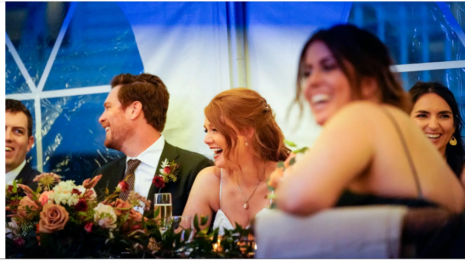 Всегда свадебный певец, наконец, невеста.