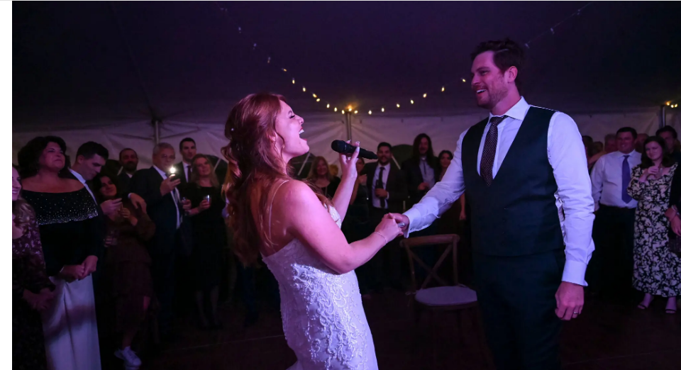 Всегда свадебный певец, наконец, невеста.