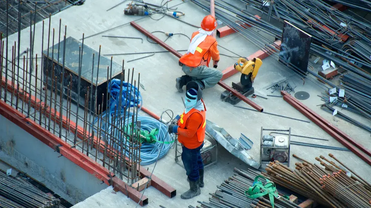 Как и когда можно поехать работать на Донбасс: какие специальности требуются и как оплачивают россиянам