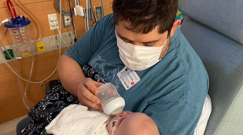 Семья, отчаянно нуждающаяся в операции на сердце для своего ребенка, ощущает последствия нехватки детских больниц