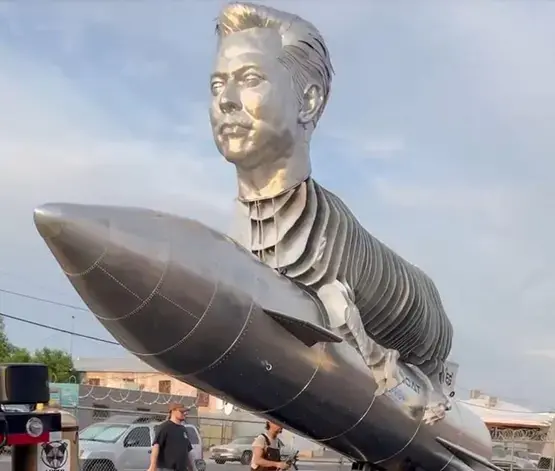 Поклонники Илона Маска создали памятник КОЗЛУ стоимостью 600 000 долларов, посвященный их герою