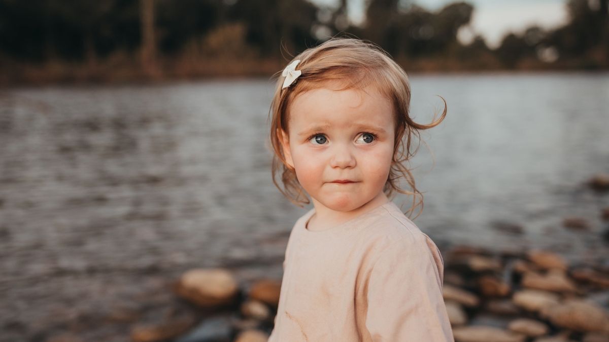 У ребенка редкое заболевание и она проходит период полового созревания после того, как мама обнаружила кровь в подгузнике