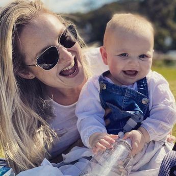 У ребенка редкое заболевание и она проходит период полового созревания после того, как мама обнаружила кровь в подгузнике