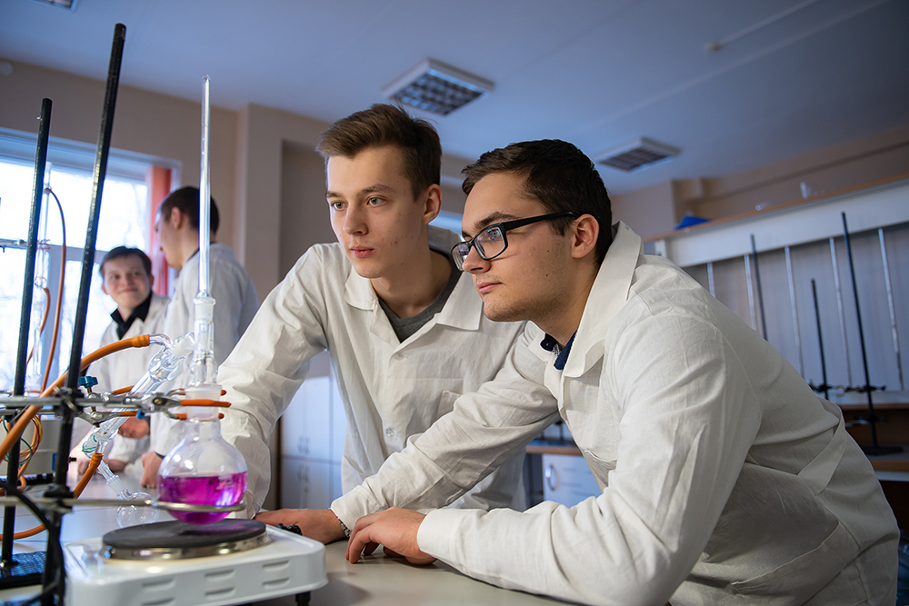 Наука: почему молодежь теперь чаще выбирает научную карьеру?