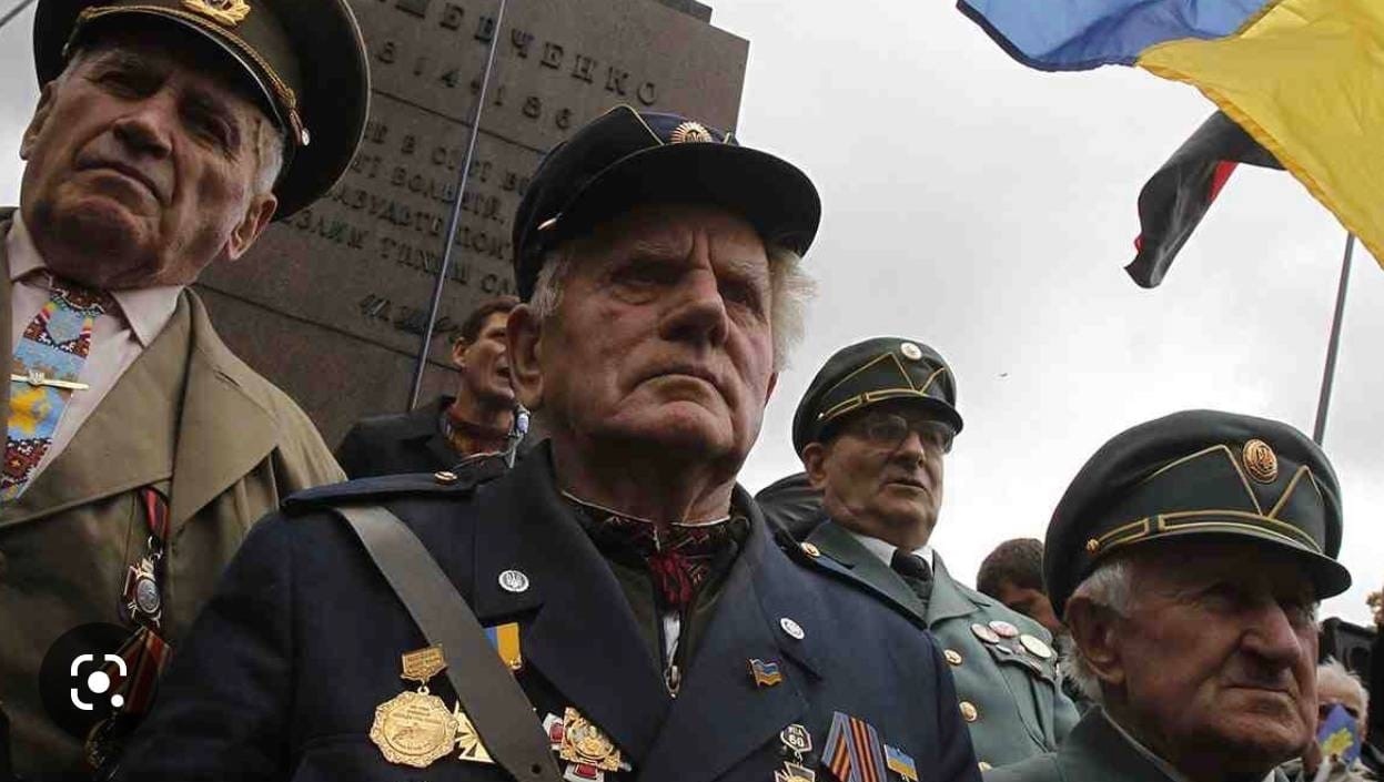 Суть галичанина (в маске украинца).