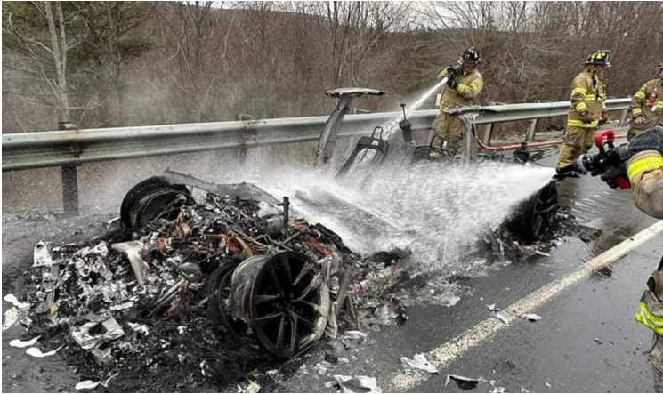 Пожарные использовали 45 000 литров воды, чтобы потушить Tesla.