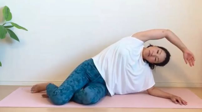 Лучший способ избавиться от скованности в плечах - это круговые вращения в положении лежа! Упражнения йоги.