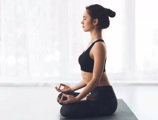 5 минут на это! Специальная йога для ускорения метаболизма для осени с аппетитом