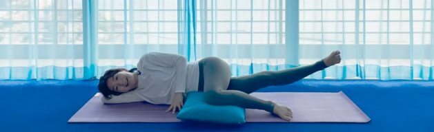 Похудение "выступающих вбок внешних бедер"! Легкие и красивые ноги. Упражнения йоги для похудения ног в положении лежа.