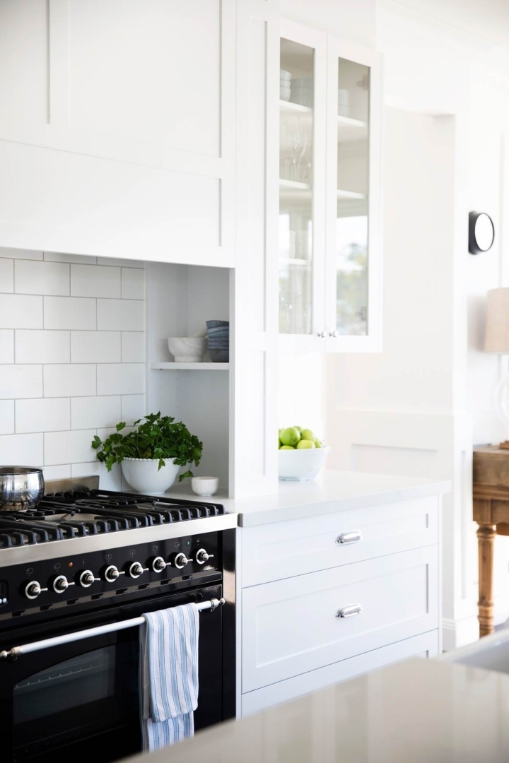 14 идей кухонных полок для максимизации пространства и стиля кухни