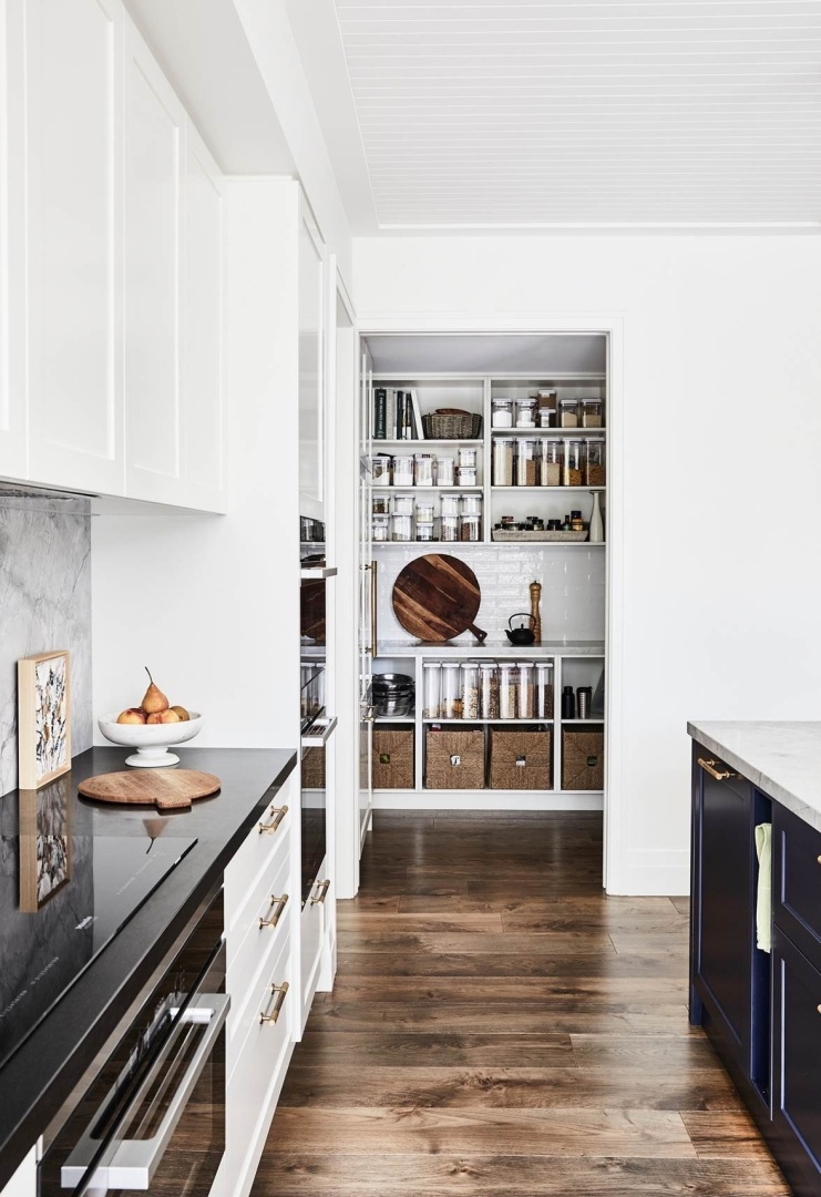 14 идей кухонных полок для максимизации пространства и стиля кухни