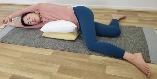 Выключите излишнее напряжение в своем теле! Три расслабляющие позы йоги с подушкой