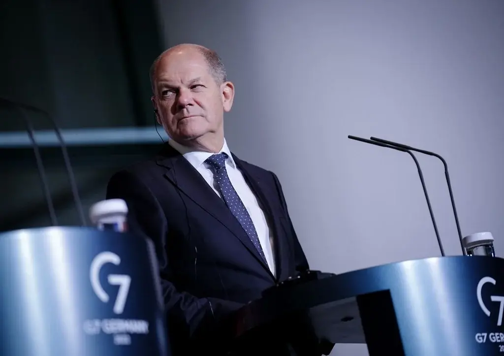 Шольц признался: у меня нет проблем с Путиным, я так думаю. Но пусть будет Меркель посредником в отношениях с РФ