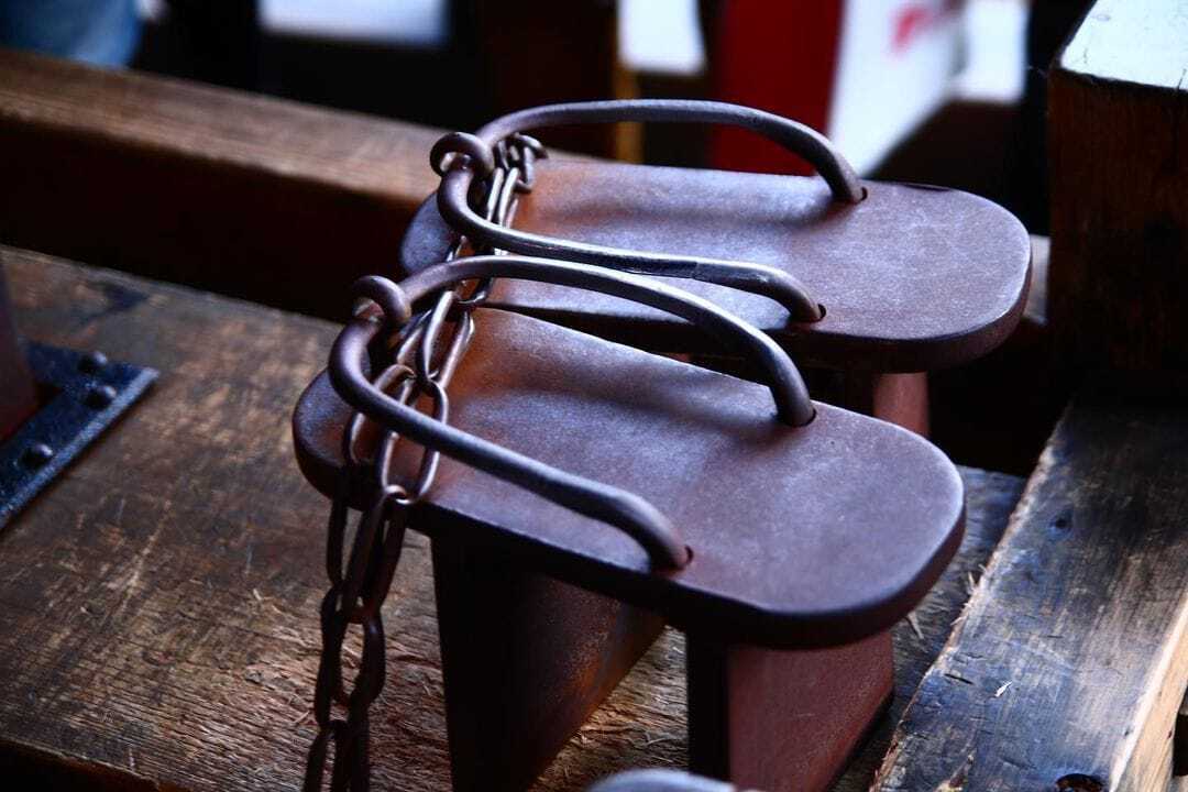 «От лаптей до лубутенов». Международный день сапожника.