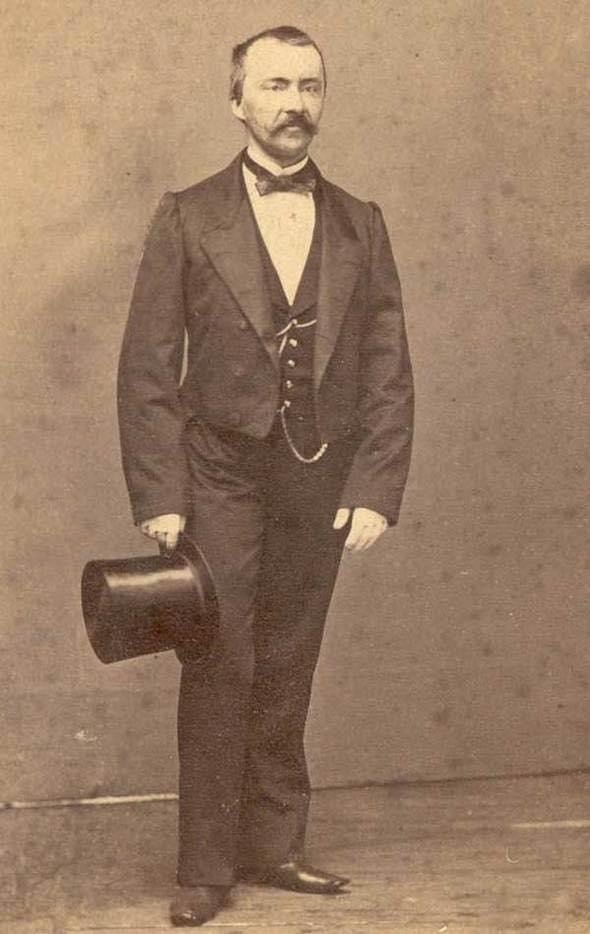 Как заработать на войне? Картонные сапоги, бензин, наркотики и несуществующие воинские части.