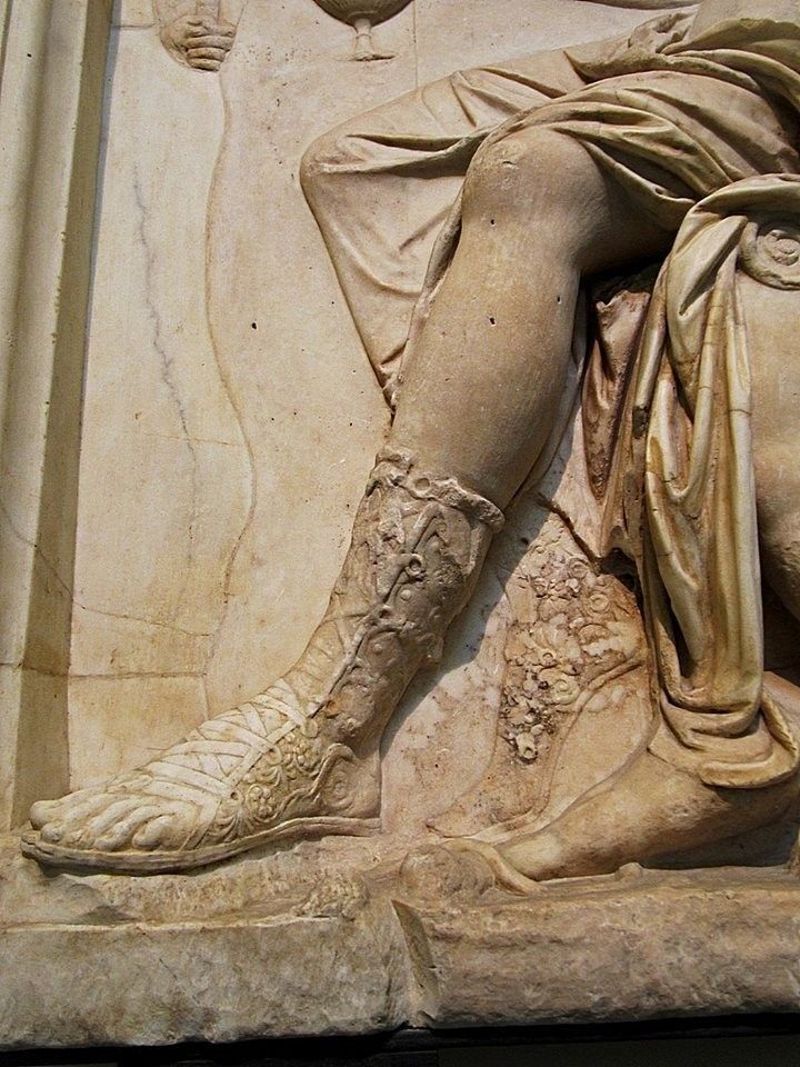 «От лаптей до лубутенов». Международный день сапожника.