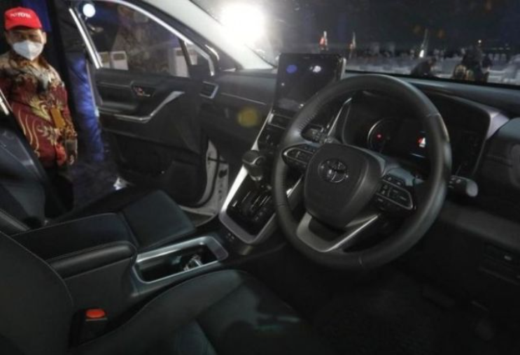 Toyota выпустила дешевый минивэн повышенной проходимости (ВИДЕО)