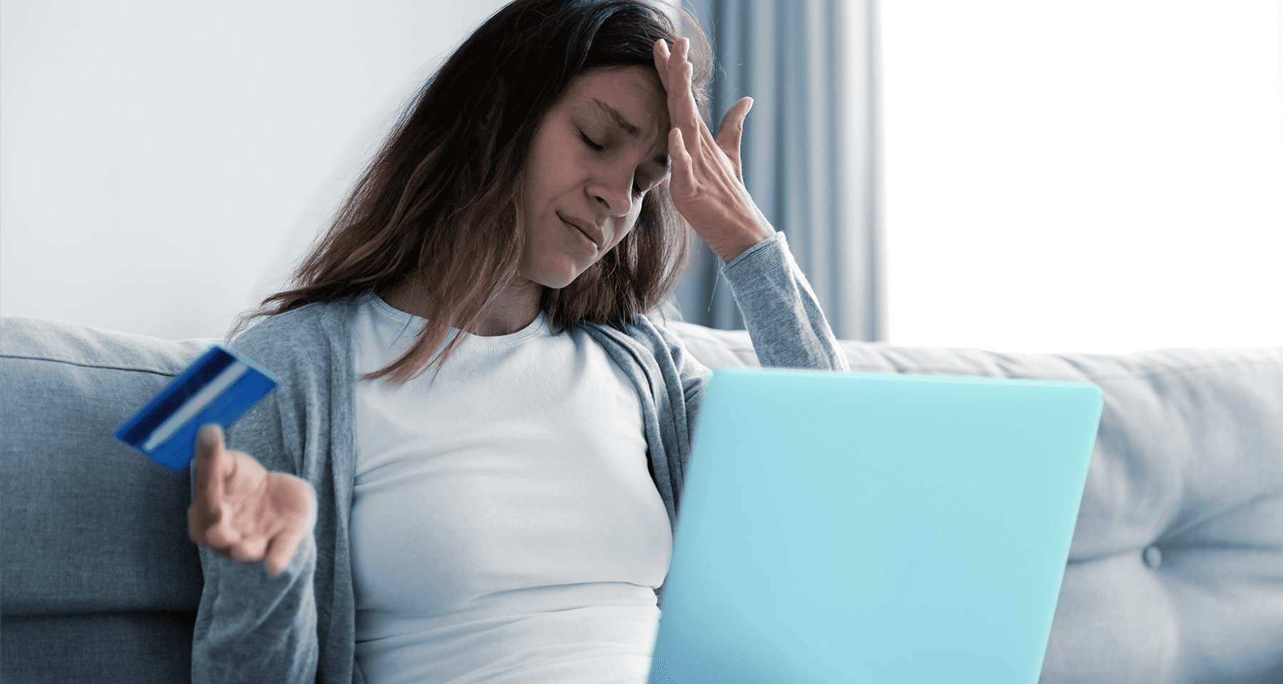 Как защитить банковскую карту от мошенников и стоит ли ее страховать?