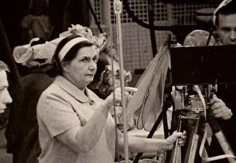 Актеры были истощены, а денег на костюмы и декорации не хватало. Как снимали «Золушку»?