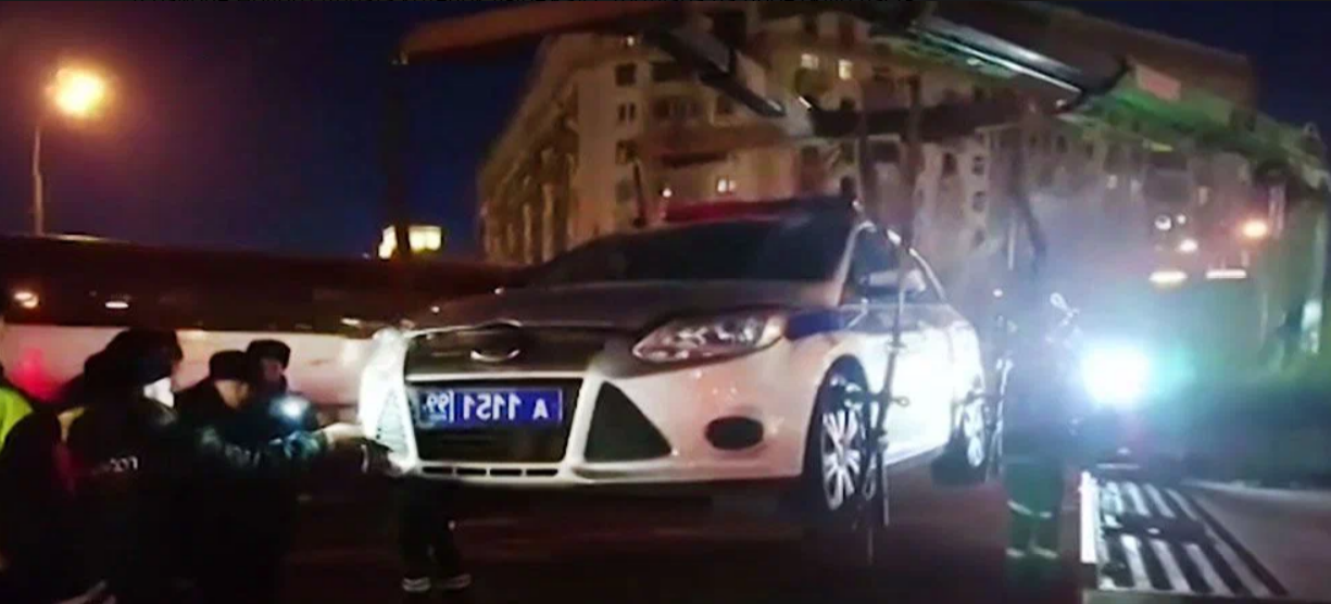 Спасение котёнка из полицейской машины