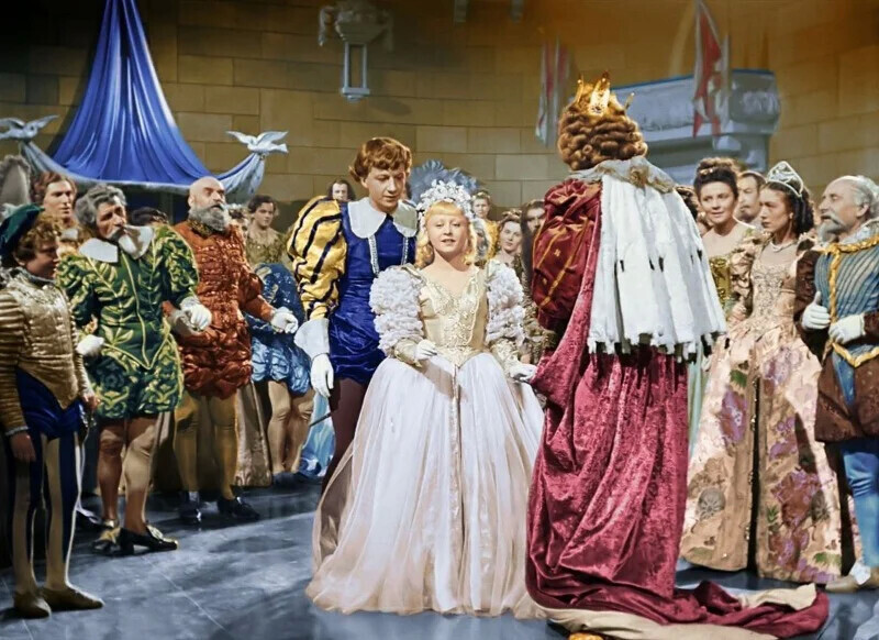 Актеры были истощены, а денег на костюмы и декорации не хватало. Как снимали «Золушку»?