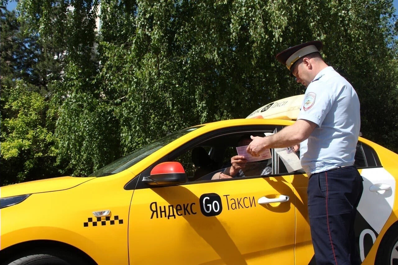 Яндекс Про совместно с ГИБДД штрафуют перевозчиков за превышение скорости.