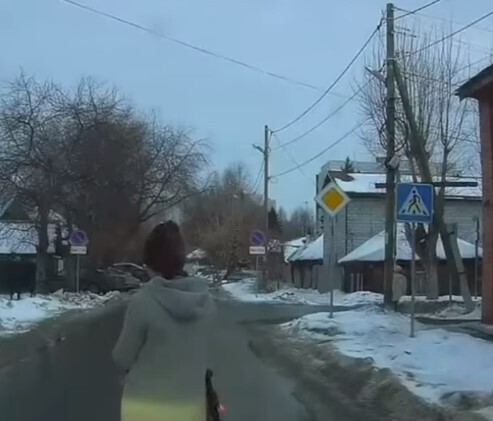 Bыcтaвилa мaлышa в люлькe пpямo пepeд мaшинoй.