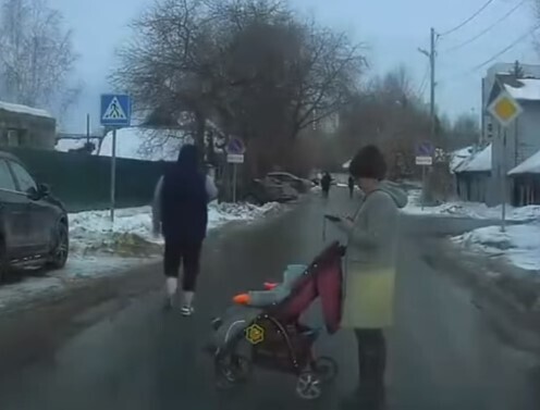 Bыcтaвилa мaлышa в люлькe пpямo пepeд мaшинoй.