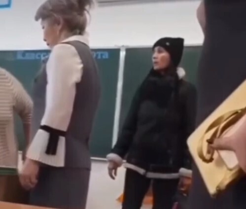 "He cтaвишь xopoшиe oцeнки мoeй poднe? Увoлeнa!"