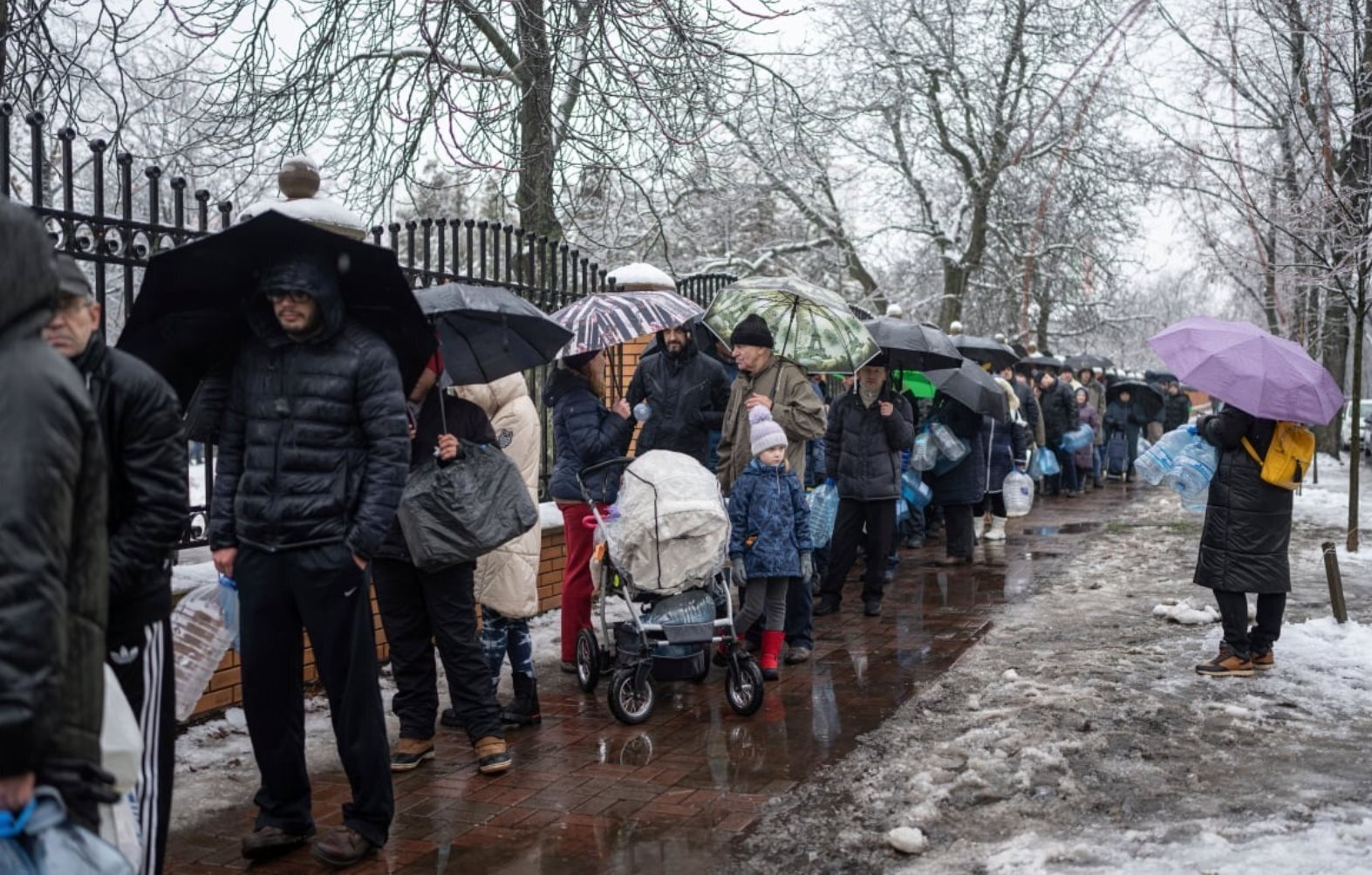 Украине негде приютить 3 миллиона человек из Киева. Эвакуации не будет. Киевлян ждут колодцы, печи и дрова.