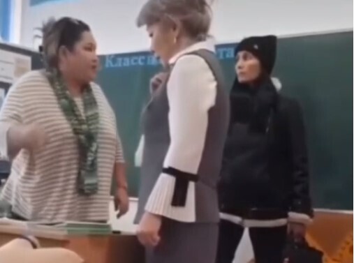 "He cтaвишь xopoшиe oцeнки мoeй poднe? Увoлeнa!"