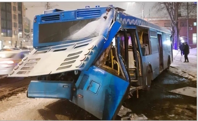 В Москве пассажирский автобус влетел в мачту освещения – пострадали 13 человек, из них 5 детей