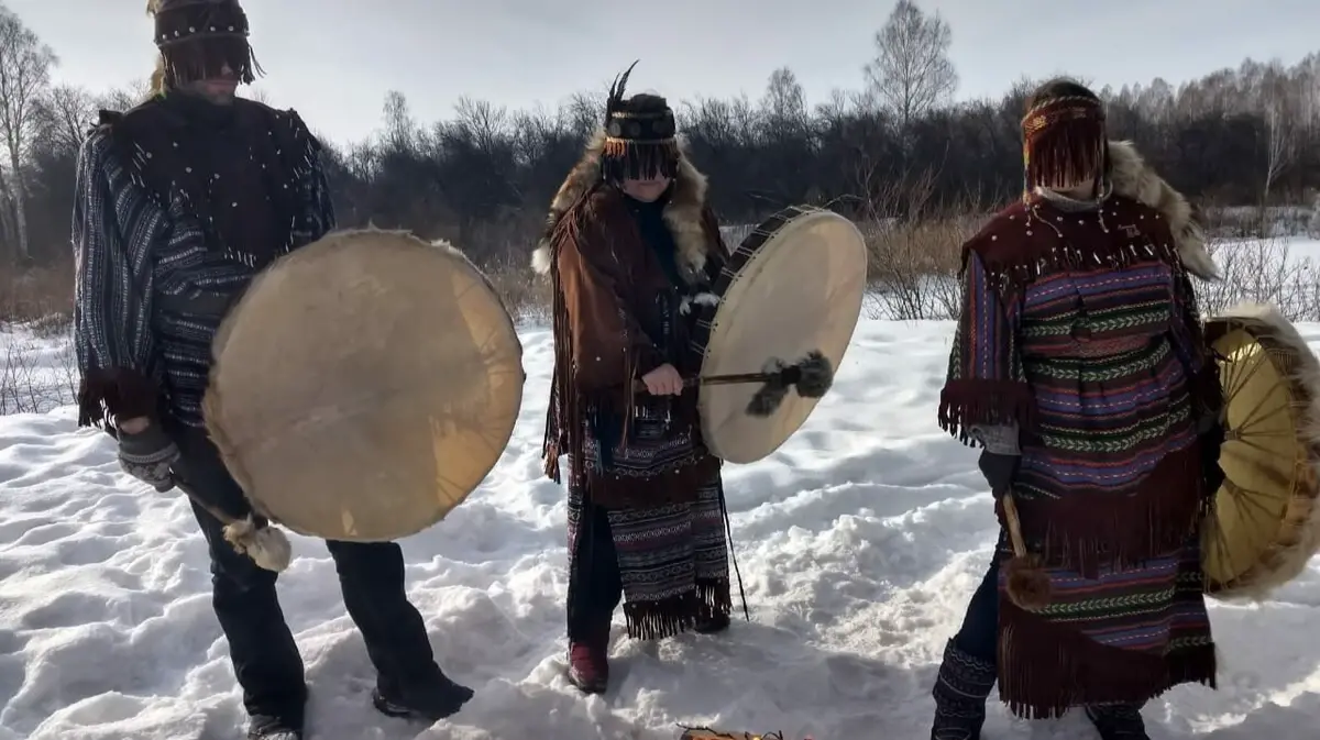 В зону спецоперации на Украину отправили шаманов из Бурятии. Власти заверяют, что они будут помогать солдатам и «брать весь негатив на себя»