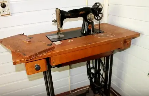 Что можно сделать из старой швейной машинки если жалко выбрасывать