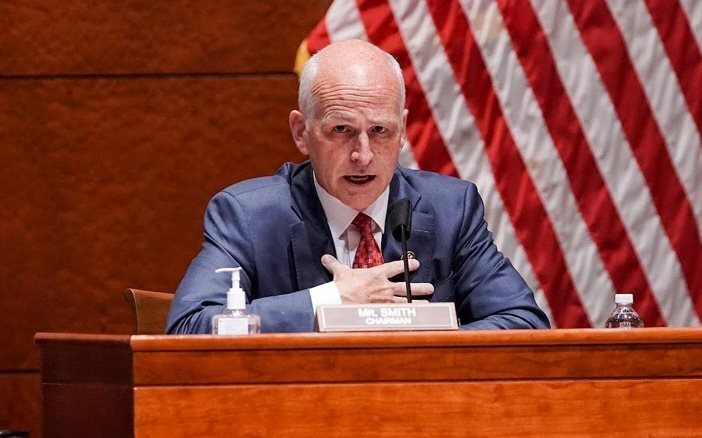 Представитель Адам Смит говорит, что призывы к надзору за помощью Украине являются "российской пропагандой