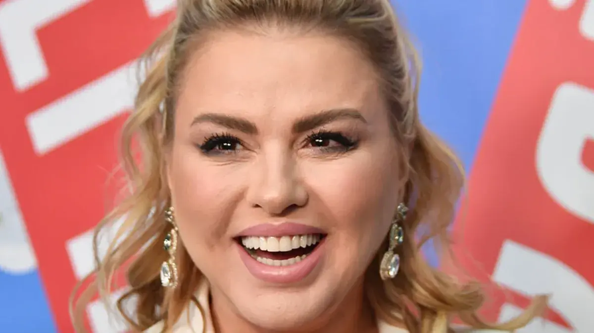 «Буду выбирать себе кольцо»: 42-летняя Анна Семенович намекнула, что готовится к свадьбе. Вот я и съездила на СВО, переодетой в медсестру