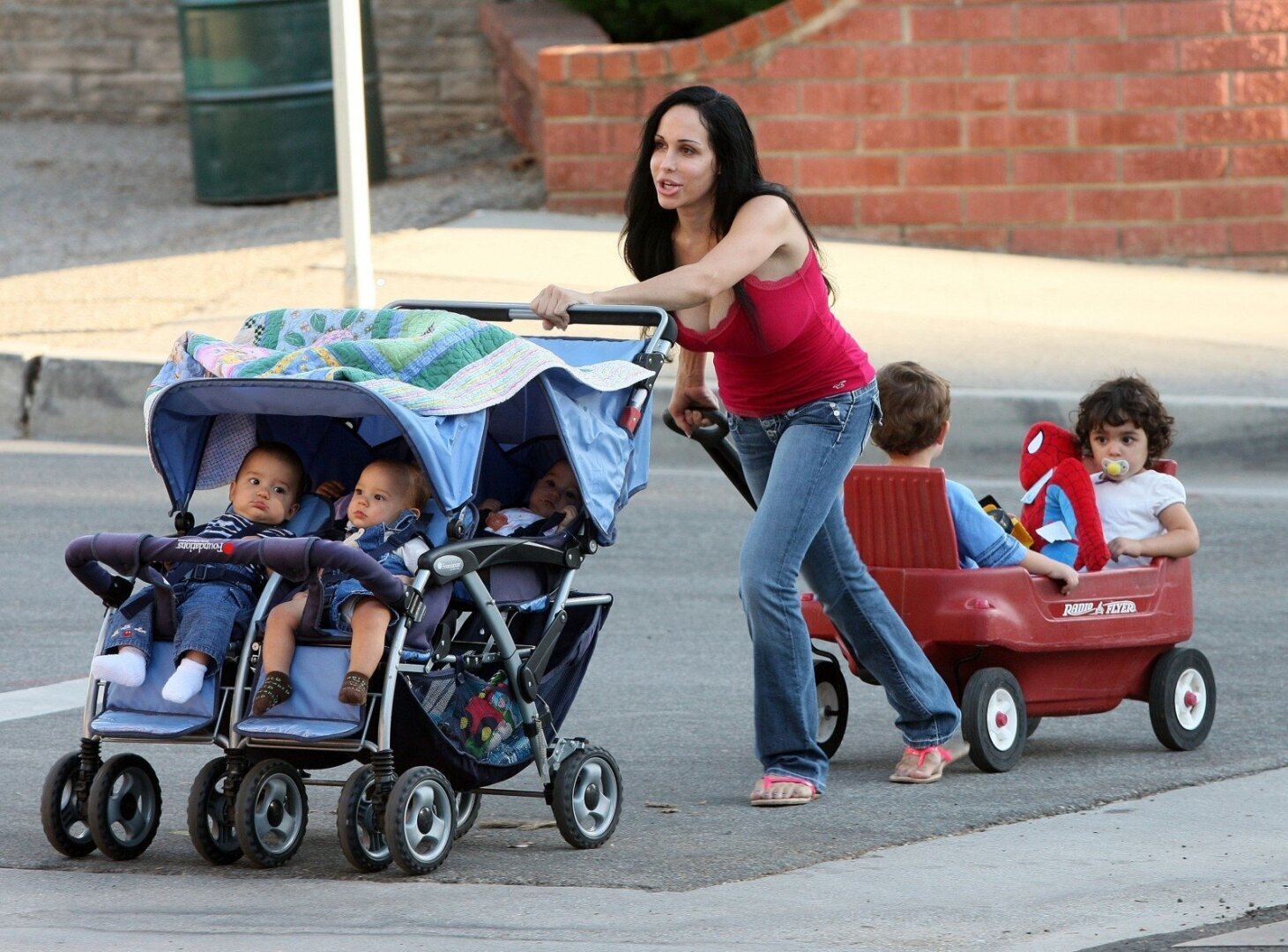 Клевая мама. Женщина с ребенком. Женщина с кучей детей. Многодетная мама. Женщина с тремя детьми.