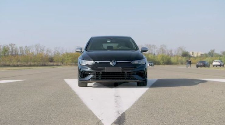 Дизельный BMW соревнуется с бензиновым Golf в ожесточенной гонке (ВИДЕО)