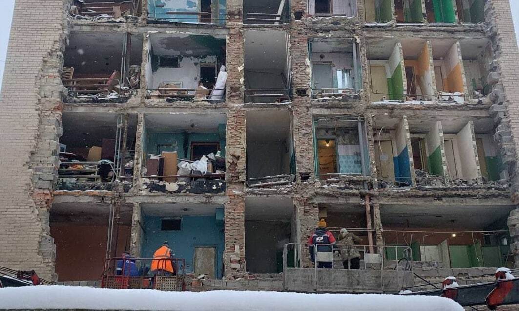 «Обидно, мы столько лет здесь страдаем, и нас никто не слышит»: в общежитии Челябинска, которое обязаны снести, начали чинить стенку.