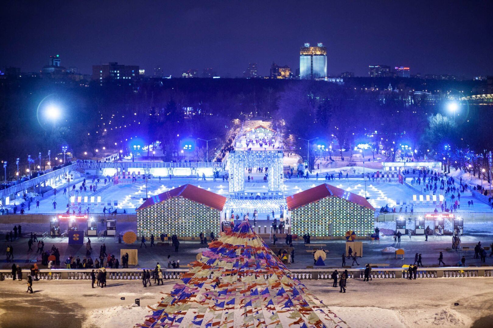 парк горького в москве зимой