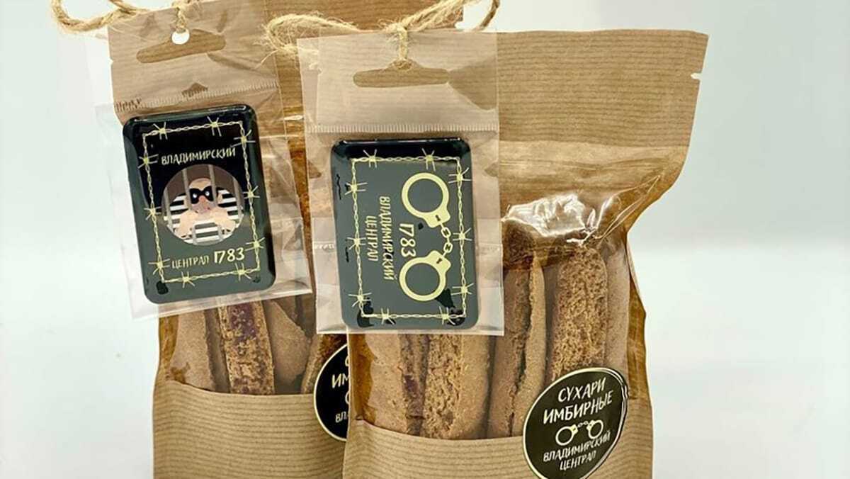 "Лучшим туристическим сувениром" России признаны тюремные сухари с наручниками и заключённым на магнитах