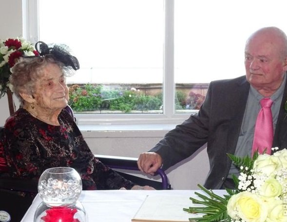 Невесте - 100, жениху - 74: к алтарю в коляске под песню группы ABBA