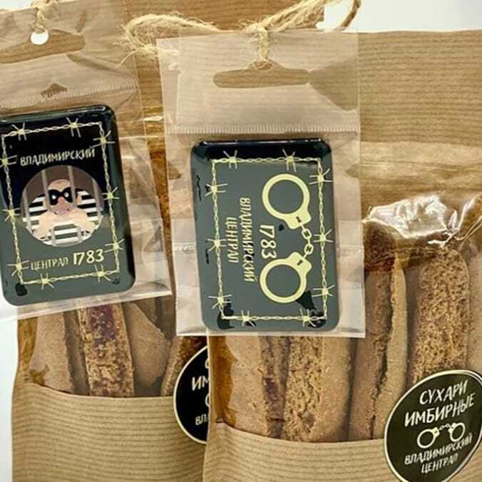 "Лучшим туристическим сувениром" России признаны тюремные сухари с наручниками и заключённым на магнитах