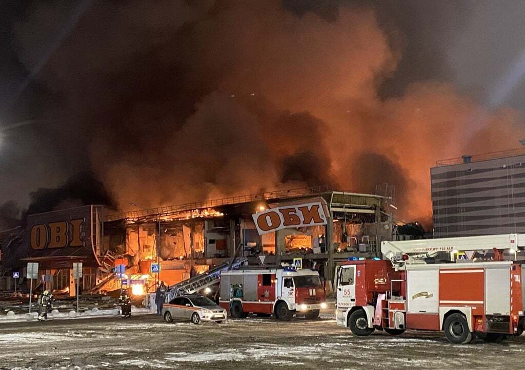 К тушению мощного пожара в ТЦ «Мега Химки» готовятся привлечь авиацию: один человек погиб в Подмосковье