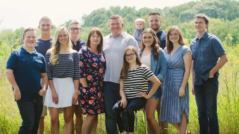 25 лет назад супруги были ошарашены, когда узнали, что их семью ждёт пополнение семерняшками, врачи отговаривали: как сейчас выглядят дети