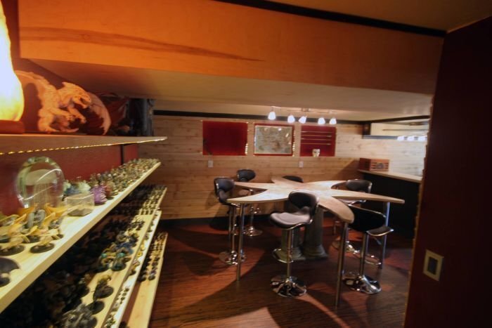 Старый гараж был завален хламом, но после ремонта его не узнать: закадычные друзья сделали в нём место встреч и отдыха